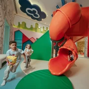 Spielbereich mit Rutsche